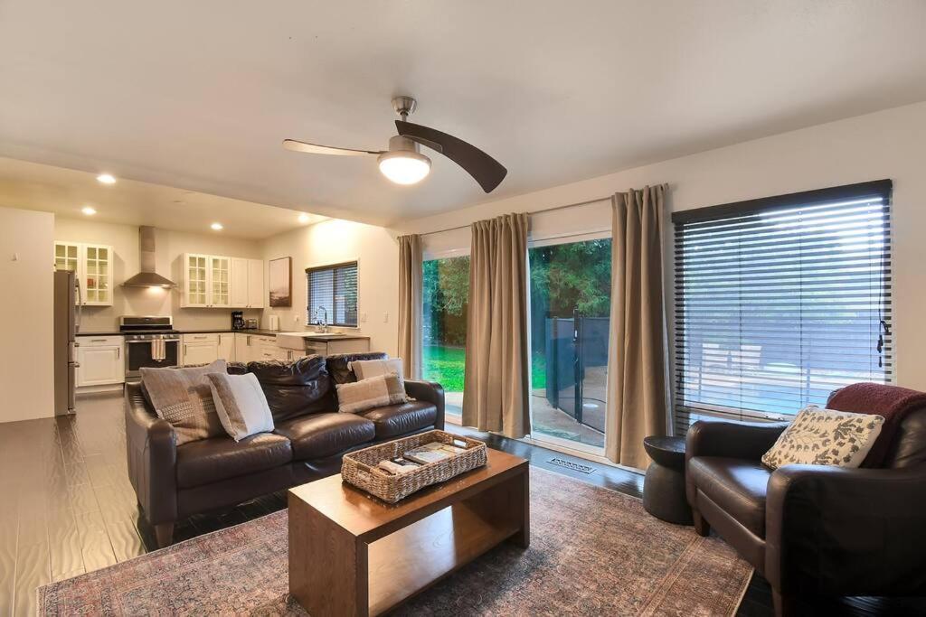 The Charming With A Pool Holiday home Yuba City